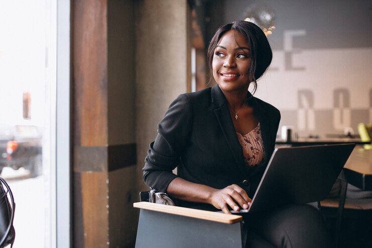 african-american-business-woman-working-computer-bar_1303-10865