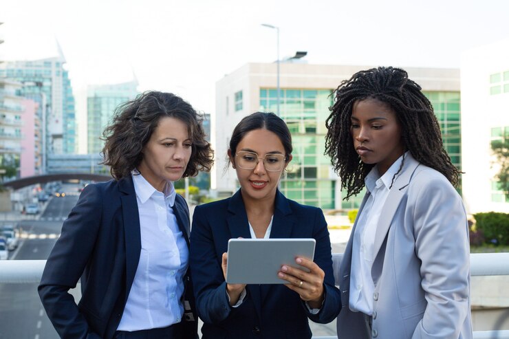 concentrated-businesswomen-with-digital-tablet_1262-21019